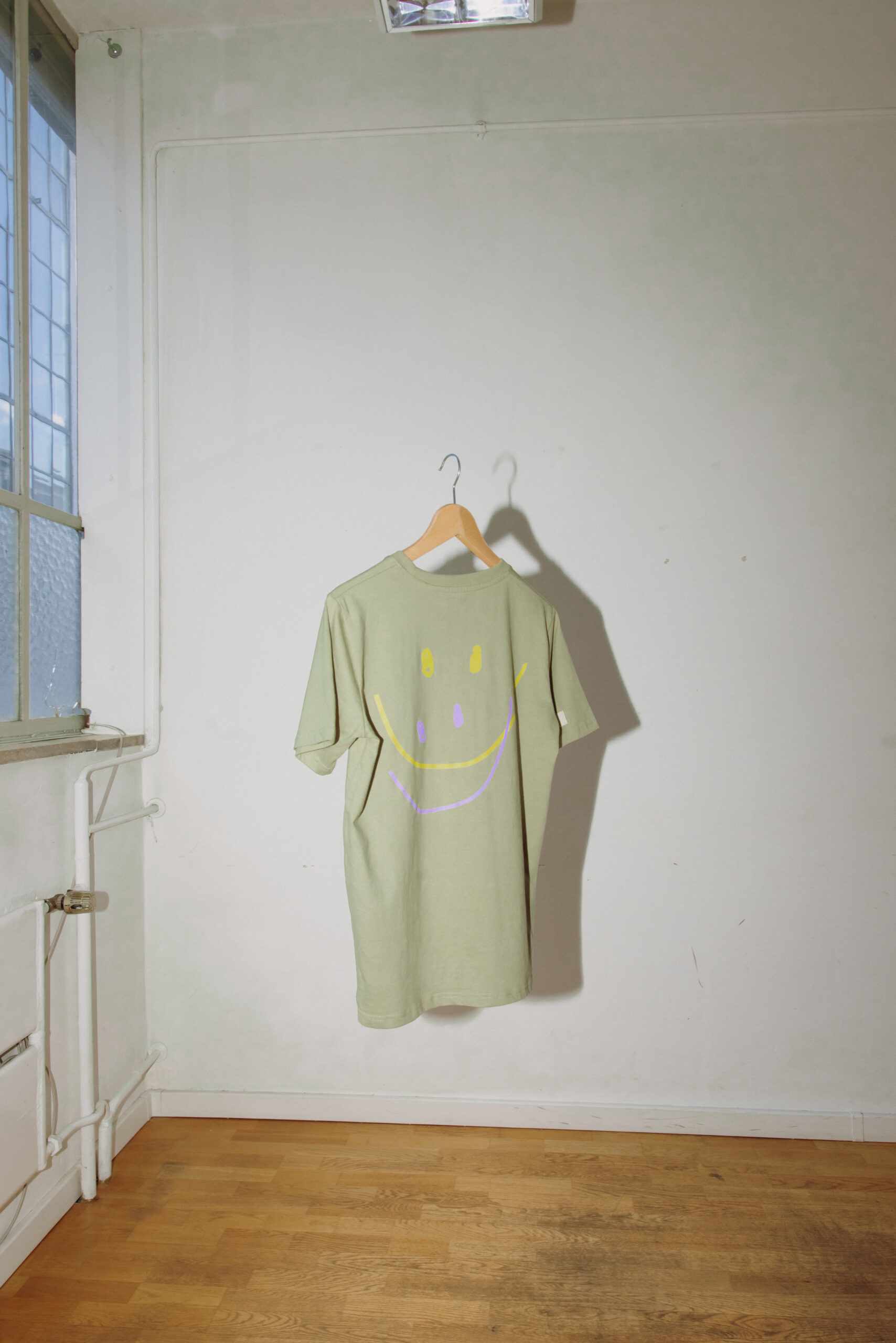 buero-uno_smiley-shirt_ghost_2022